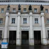 Non ci resta che proseguire sul lungomare in direzione piazza Massari per fermarci davanti alla struttura del �Palazzo delle Finanze�, sede dell�Intendenza. Fu progettata dall'architetto Carlo Vannoni e realizzata tra il 1932 e il 1934.  Si distingue per un impianto classicista e imponente, fortemente intriso di tipici elementi dell'architettura fascista
